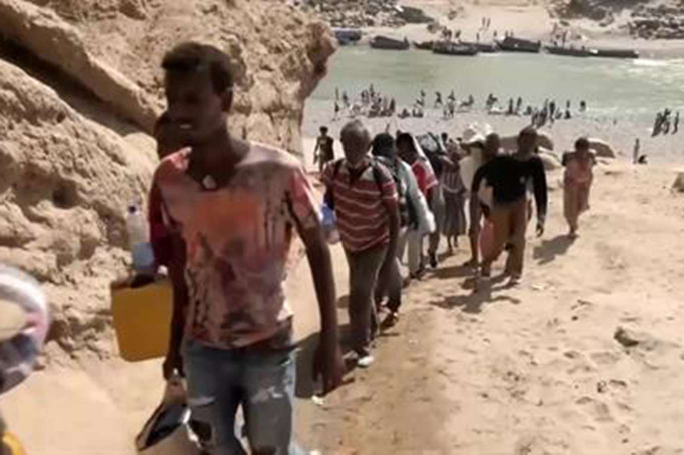 آلاف اللاجئين يعبرون نهر تيكيزي إلى السودان مع اقتراب انتهاء مهلة الحكومة